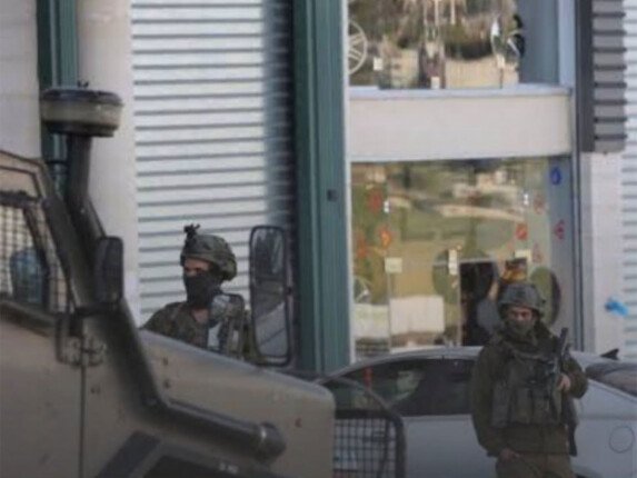 الاحتلال يحول منزلاً إلى ثكنة عسكرية ويعتقل فلسطينياً خلال اقتحامات بالضفة الغربية