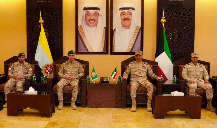 الكويت.. رئيس الأركان يستقبل قائدي «القيادة الخليجية الموحدة» و«درع الجزيرة»