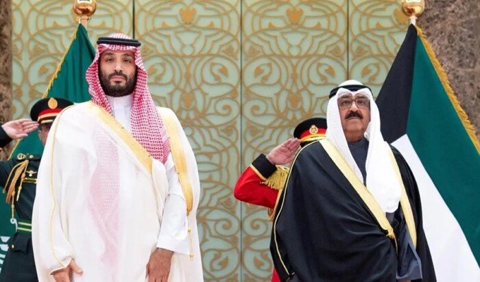 أمير الكويت وولي العهد السعودي يبحثان هاتفيا تطورات الأوضاع في المنطقة أمير الكويت وولي العهد السعودي يبحثان هاتفيا تطورات الأوضاع في المنطقة