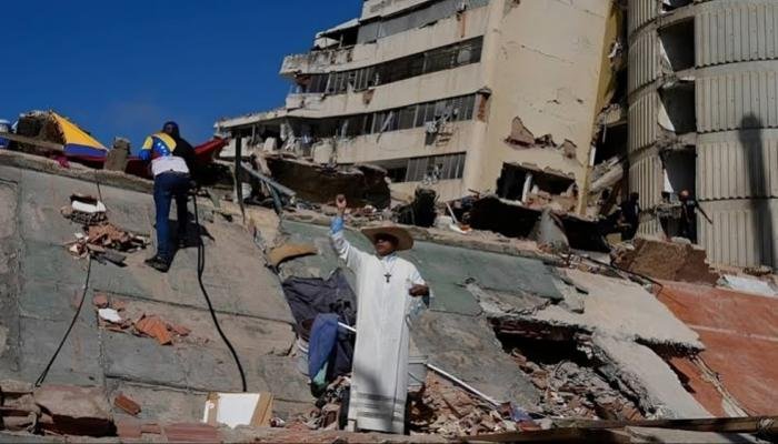 حصيلة زلزال فنزويلا ترتفع إلى 5208 قتلى.. وفرق الإنقاذ تواصل البحث بين الأنقاض حصيلة زلزال فنزويلا ترتفع إلى 5208 قتلى.. وفرق الإنقاذ تواصل البحث بين الأنقاض