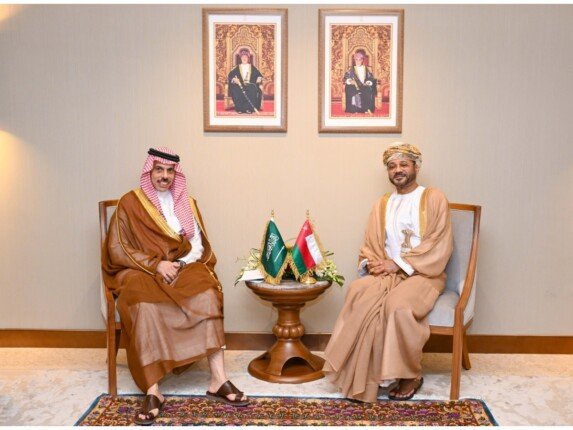 وزيرا خارجية سلطنة عُمان والسعودية يؤكدان أهمية التهدئة والحلول الدبلوماسية لتجنب تصعيد التوتر في المنطقة وزيرا خارجية سلطنة عُمان والسعودية يؤكدان أهمية التهدئة والحلول الدبلوماسية لتجنب تصعيد التوتر في المنطقة
