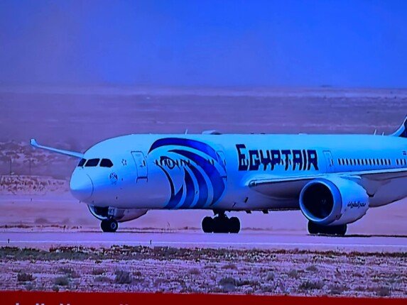 طائرة بعثة منتخب مصر تصل مطار العلمين 1 khaligyoun36520