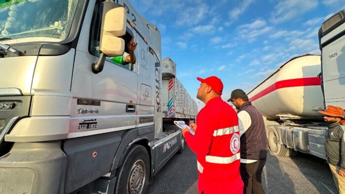الهلال الأحمر المصري يطلق قافلة «زاد العزة» الـ235 بحمولة من المساعدات الغذائية والطبية والإغاثية لغزة الهلال الأحمر المصري يطلق قافلة «زاد العزة» الـ235 بحمولة من المساعدات الغذائية والطبية والإغاثية لغزة