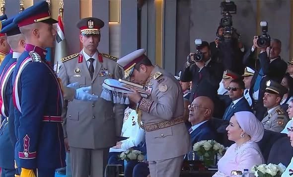صور جديدة.. السيدة انتصار السيسي من مقر القيادة الاستراتيجية.. : لحظة فخر وحب 3 khaligyoun38402