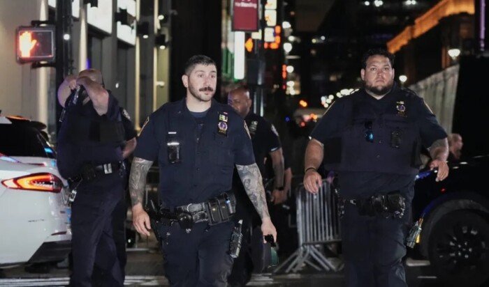 ماذا يحدث في أمريكا.. إصابة 8 أشخاص بينهم 4 أطفال بحادث إطلاق نار في نيويورك
