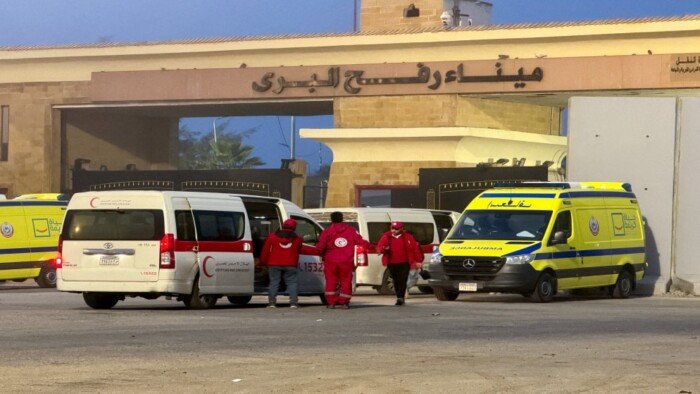 إجلاء 86 مريضا ومرافقا من قطاع غزة عبر معبر رفح لتلقي العلاج بالخارج إجلاء 86 مريضا ومرافقا من قطاع غزة عبر معبر رفح لتلقي العلاج بالخارج