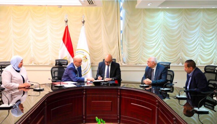مصر.. وزير التربية والتعليم يعتمد نتيجة الدبلومات الفنية بنسبة نجاح 68.69% مصر.. وزير التربية والتعليم يعتمد نتيجة الدبلومات الفنية بنسبة نجاح 68.69%