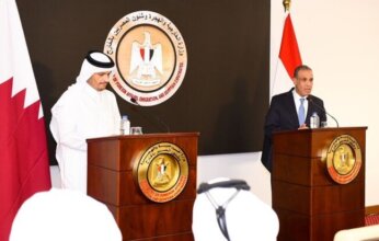 وزير الخارجية المصري ونظيره القطري يؤكدان أهمية احتواء التوتر لمنع اتساع الصراع في المنطقة