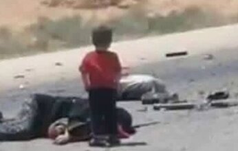 صورة طفل أمام جثة والدته تفجع السوريين بعد مأساة تصادم الحافلتين