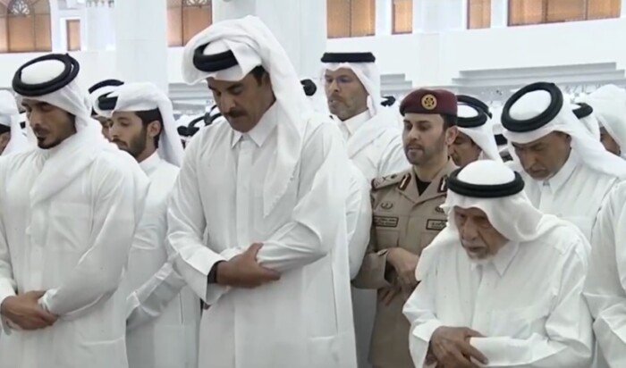 في مشهد مؤثر.. قطر تودع الأمير الوالد الشيخ حمد بن خليفة وأميرها يؤدي صلاة الجنازة على الفقيد