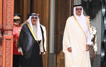 أمير الكويت يجري اتصالاً هاتفياً بأمير قطر للتعزية بوفاة الأمير الوالد