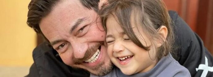النجم أحمد زاهر يكشف معاناة ابنته مع المرض.. ماذا قال؟