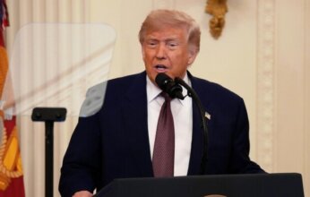 تحقيق مع مشغل جهاز التلقين الخاص بترامب بعد اتهامات بتحقيق أرباح من المراهنة على خطاباته