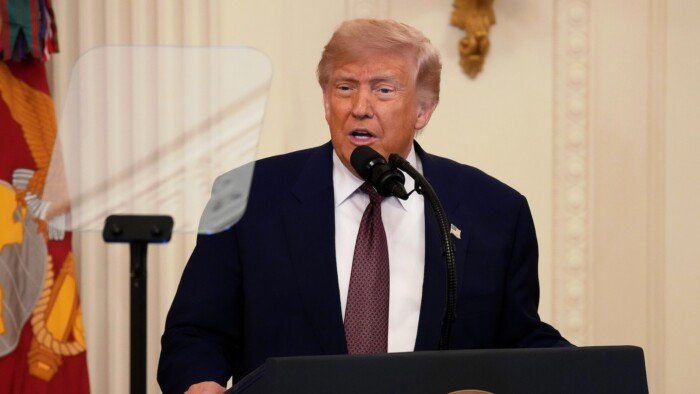 تحقيق مع مشغل جهاز التلقين الخاص بترامب بعد اتهامات بتحقيق أرباح من المراهنة على خطاباته تحقيق مع مشغل جهاز التلقين الخاص بترامب بعد اتهامات بتحقيق أرباح من المراهنة على خطاباته