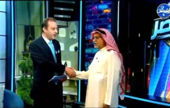 الدكتور يوسف العميري يهدي الإعلامي هشام الأقرع وشاح دولة الكويت