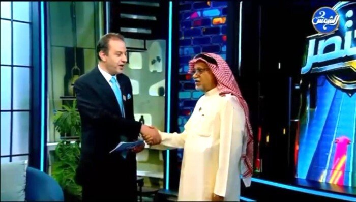 الدكتور يوسف العميري يهدي الإعلامي هشام الأقرع وشاح دولة الكويت الدكتور يوسف العميري يهدي الإعلامي هشام الأقرع وشاح دولة الكويت