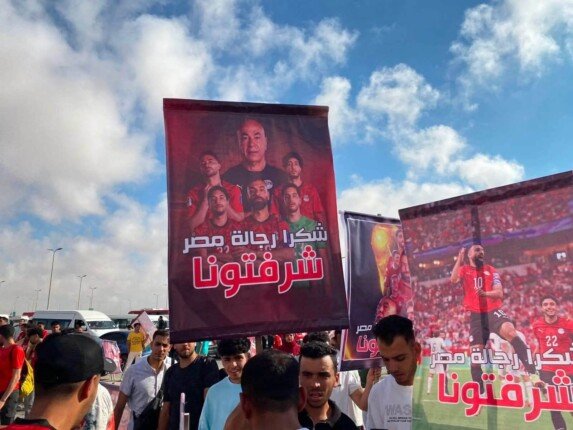 حافلة مكشوفة وأعلام فلسطين في استقبال بعثة منتخب مصر 1 khaligyoun61375