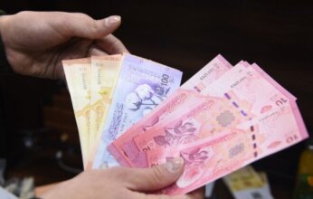 أزمة استبدال العملة في سوريا تفتح الباب أمام السماسرة.. ومطالب بتمديد المهلة وتشديد الرقابة