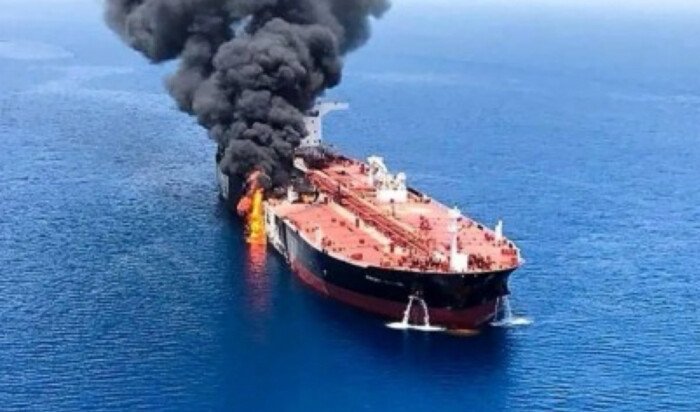 حريق في سفينة تابعة لإحدى الشركات السعودية اثر استهدافها في البحر الأحمر حريق في سفينة تابعة لإحدى الشركات السعودية اثر استهدافها في البحر الأحمر