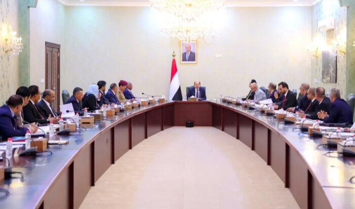 الحكومة اليمنية: رد تحالف دعم الشرعية على الحوثيين يتوافق مع القانون الدولي الحكومة اليمنية: رد تحالف دعم الشرعية على الحوثيين يتوافق مع القانون الدولي