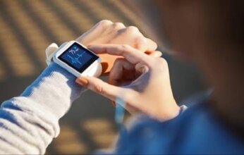 هل تثير الساعات الذكية مخاوف صحية بلا مبرر؟.. دراسة تكشف الوجه الآخر للتقنيات القابلة للارتداء