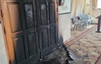 مستوطنون يحرقون مسجدين في الضفة الغربية ويخطون شعارات تحريضية وسط تصاعد اعتداءات المستوطنين