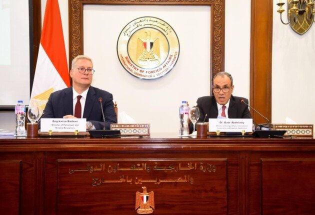 مصر.. وزيرا الخارجية والبترول يعقدان جلسة إحاطة لممثلي السفارات الأجنبية مصر.. وزيرا الخارجية والبترول يعقدان جلسة إحاطة لممثلي السفارات الأجنبية