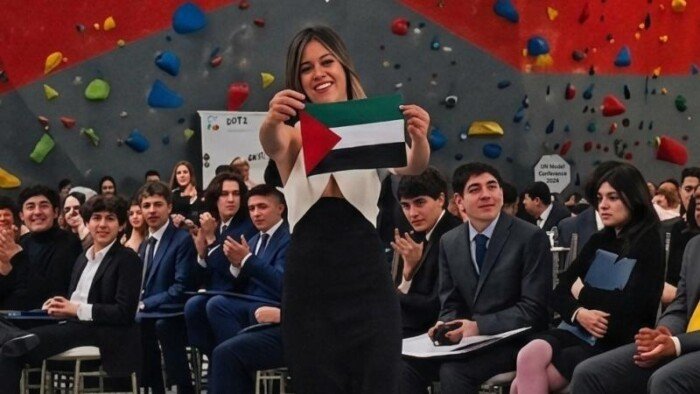 ابنة رئيس كولومبيا ترفع علم فلسطين في حفل تخرجها وتثير تفاعلاً واسعاً ابنة رئيس كولومبيا ترفع علم فلسطين في حفل تخرجها وتثير تفاعلاً واسعاً