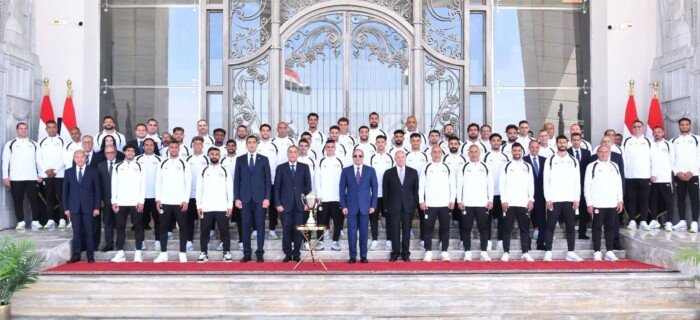 الرئيس السيسي يستقبل لاعبي منتخب مصر ويمنحهم كأس الجدارة الرئيس السيسي يستقبل لاعبي منتخب مصر ويمنحهم كأس الجدارة