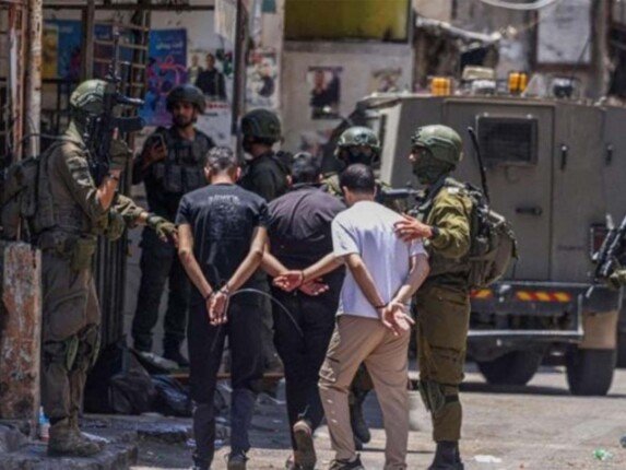 قوات الاحتلال الإسرائيلي تشن حملة اعتقالات واسعة طالت أكثر من 30 فلسطينيا من الضفة الغربية قوات الاحتلال الإسرائيلي تشن حملة اعتقالات واسعة طالت أكثر من 30 فلسطينيا من الضفة الغربية