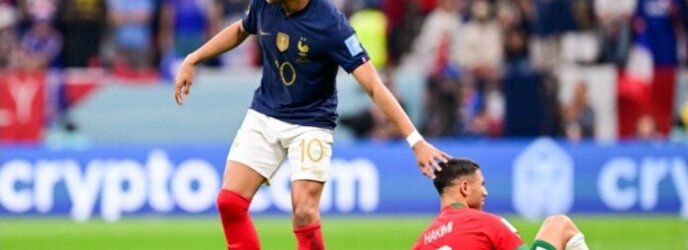 "فيفا" يغير عادته ويعين 5 حكام من دولة واحدة لقمة المغرب وفرنسا "فيفا" يغير عادته ويعين 5 حكام من دولة واحدة لقمة المغرب وفرنسا
