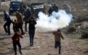 إصابة عدد من الفلسطينيين جراء اعتداءات لقوات الاحتلال والمستوطنين بالضفة الغربية