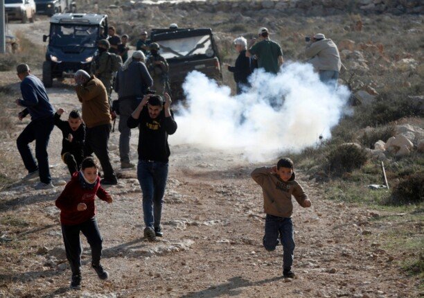 إصابة عدد من الفلسطينيين جراء اعتداءات لقوات الاحتلال والمستوطنين بالضفة الغربية إصابة عدد من الفلسطينيين جراء اعتداءات لقوات الاحتلال والمستوطنين بالضفة الغربية