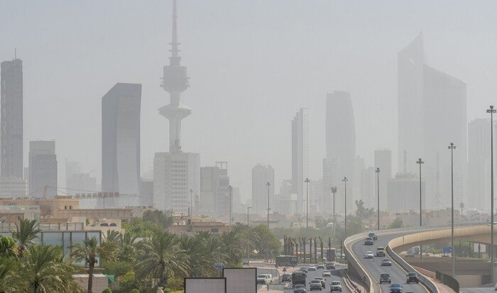 الأرصاد الكويتية: تحسن تدريجي في الرؤية وانحسار الغبار بدءًا من الليلة