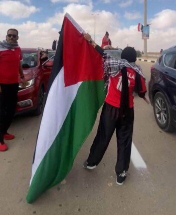 حافلة مكشوفة وأعلام فلسطين في استقبال بعثة منتخب مصر 2 khaligyoun86409