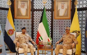 الكويت.. رئيس الأركان يبحث مع مسؤول عسكري إماراتي سُبل تطوير التعاون العسكري