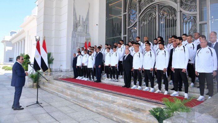 الرئيس السيسي يستقبل لاعبي منتخب مصر ويمنحهم كأس الجدارة 1 khaligyoun90158