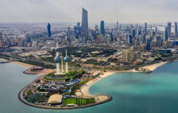 طقس الكويت اليوم الإثنين.. شديد الحرارة ومغبّر نهاراً حار ليلاً