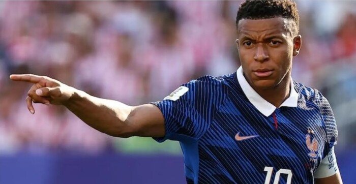 مبابي يتوج بالحذاء الذهبي لهداف كأس العالم مبابي يتوج بالحذاء الذهبي لهداف كأس العالم