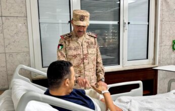 رئيس الأركان الكويتي يطمئن على مصابي القوة البحرية جراء الهجمات الإيرانية