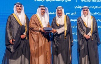 الكويت.. رئيس الوزراء يكرّم رئيس نادي الرماية الكويتي دعيج العتيبي