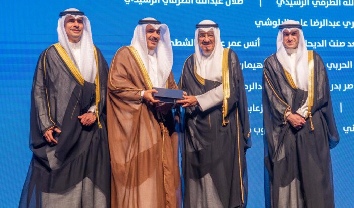 الكويت.. رئيس الوزراء يكرّم رئيس نادي الرماية الكويتي دعيج العتيبي الكويت.. رئيس الوزراء يكرّم رئيس نادي الرماية الكويتي دعيج العتيبي
